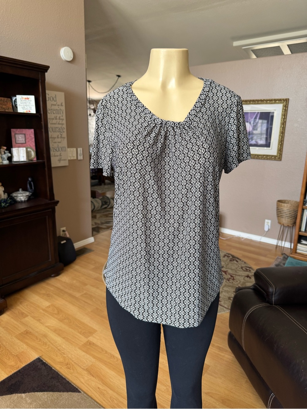 Emily Stacy black & white scoop neckline short sleeve blouse-size L